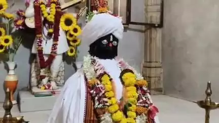 हिंगोली: नरसी येथे, आषाढी एकादशी निमित्ताने भाविकांनी घेतली संत नामदेवांचे दर्शन