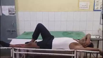 पुवायां: प्रेमचंद इंटर कॉलेज के समीप सड़क हादसे में बाइक सवार गंभीर घायल, जिला अस्पताल किया गया रेफर