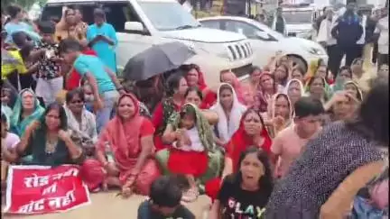 सागर नगर: सड़क निर्माण की मांग को लेकर साई वाटिका कॉलोनी के लोगों ने भोपाल रोड पर किया चक्का जाम, ढाई घंटे तक बाधित रहा मार्ग