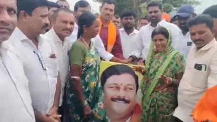 నిర్మల్: సారంగాపూర్ మండల్ మహావీర్ తండాలో బీటీ రోడ్ పూర్తయిన సందర్భంగా నిర్మల్ ఎమ్మెల్యే కు పాలాభిషేకం నిర్వహించిన గ్రామస్తులు