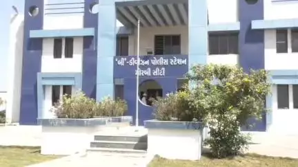 મોરબી: મોરબીના મહેન્દ્રનગર ગામની સીમમાં ઈલેક્ટ્રીક શોક લાગતા અજાણ્યા યુવકનું મોત