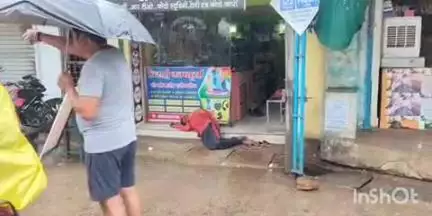 केवलारी: केवलारी बस स्टैंड पर अचेत मिले व्यक्ति को पुलिस ने अस्पताल में भर्ती कराया