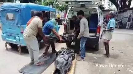 कहरा: सड़क दुर्घटना में दो मृतकों के शवों को पुलिस ने पोस्टमार्टम के लिए भेजा, घटना सौरबाजार थाना के चकला गांव की