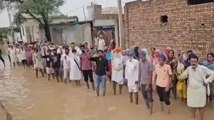 हनुमानगढ़: जिला प्रशासन की लापरवाही पड़ी ग्रामीणों पर भारी 
बरसात से डूबे जंडावाली गांव के दर्जनों मकान #jansamasya