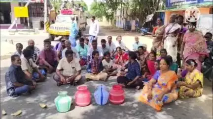 ஆம்பூர்: மேல்சாணாங்குப்பம் பகுதியில் முறையாக குடிநீர் வழங்காததை கண்டித்து காலி குடங்களும் பொதுமக்கள் சாலை மறியல்
