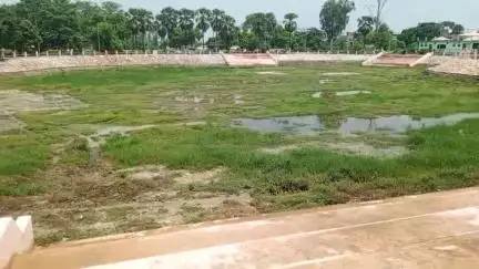 मऊ: कलेक्ट्रेट के सामने झील बनाने में हुआ बंदरबाट,नही चालू हुआ झील महल,आम आदमी पार्टी ने लगाया घोटाले का आरोप #jansamasya