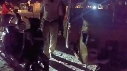 కొండపల్లి ఖిల్లా రోడ్ లో ద్విచక్ర వాహనాన్ని ఢీకొన్న ఆటో, ఇరువురికి తీవ్ర గాయాలు