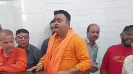 ਫਗਵਾੜਾ: ਹਿੰਦੂ ਸਮਾਜ ਦੀ ਹਨੂਮਾਗੜ੍ਹੀ ਮੰਦਿਰ ਚ ਹੋਈ ਮੀਟਿੰਗ ਚ ਪਹੁੰਚੀ SHO ਊਸ਼ਾ ਰਾਣੀ ਨੇ ਗਊ ਮਾਸ ਮਾਮਲੇ ਚ ਹੋਈ ਕਾਰਵਾਈ ਸਬੰਧੀ ਦਿੱਤੀ ਜਾਣਕਾਰੀ