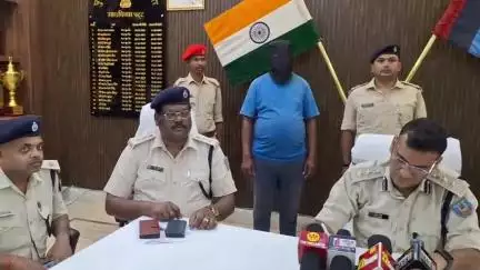 पाकरटांड: पाकरटांड थाना पुलिस ने वाहन जांच में चोरी की मोटरसाइकिल के साथ एक व्यक्ति को किया गिरफ्तार