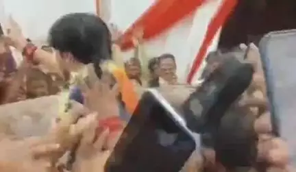पटना ग्रामीण: गांधी मैदान में बागेश्वर बाबा धीरेंद्र कृष्ण शास्त्री को देखने उमड़ी भारी भीड़, लोगों का किया अभिवादन