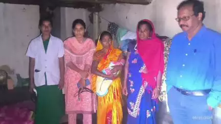 जशपुर: जशपुर के सीएमएचओ ने नवजात और मां का किया स्वास्थ्य परीक्षण, मितानिन के कार्य की सराहना की