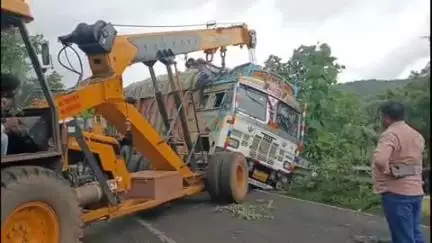 रायसेन: सदलतपुर घाटी में अनियंत्रित ट्रक रेलिंग से टकराया, पलटने से बचा, टला बड़ा हादसा