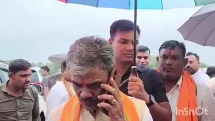 बेमेतरा: कन्हेरा में 4 वर्षों से अपूर्ण पानी टंकी देखकर विधायक ईश्वर साहू ने PHE विभाग के अधिकारी को लगाई फटकार