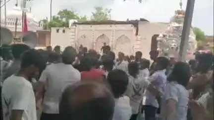 डलमऊ: रविवार को डलमऊ तहसील क्षेत्र के कई गांवों में निकाला गया ताजिया का जुलूस