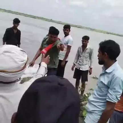 बैरिया: पूजाहा गंडक नदी पर ग्रामीणों का प्रदर्शन, सांसद और विधायक के खिलाफ जताया आक्रोश #jansamasya