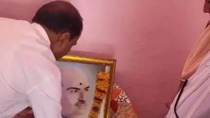 जीरापुर: डॉ. श्यामा प्रसाद मुखर्जी की जयंती पर भाजपा कार्यकर्ताओं ने पुष्पांजलि अर्पित कर किया वृक्षारोपण