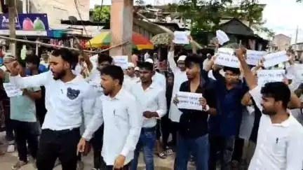 মৰিগাঁও: অসম চৰকাৰে বিভিন্ন জিলাত চলোৱা উচ্ছেদৰ বিৰুদ্ধে লাহৰীঘাটত মুছলিম ছাত্ৰ সন্থাৰ তীব্ৰ প্ৰতিবাদ