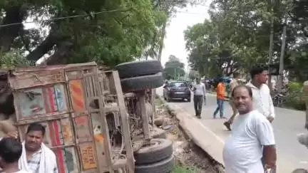 महमूदाबाद: महमूदाबाद बीसवां मार्ग पर इंदौरा के पास गल्ला लदा ओवरलोड ट्रक पलटा, ड्राइवर और खलासी को लोगों ने निकाला बाहर