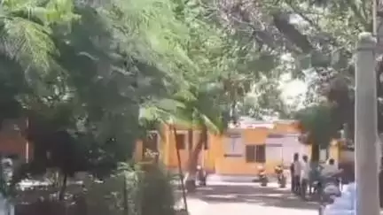 परळी: सिरसाळा पोलीस ठाणे हद्दीत अल्पवयीन मुलीचा शौचास गेल्याने हात धरून विनयभंग केला