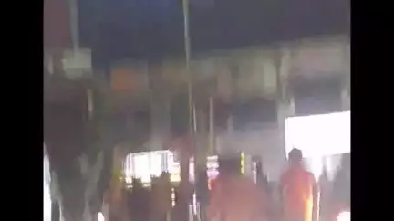 झांसी: नंदनपुर चौराहे पर दो बाइक सवारों के बीच एक घंटे से ज्यादा चली नोकझोंक, पुलिस की जिप देखते ही भागे युवक