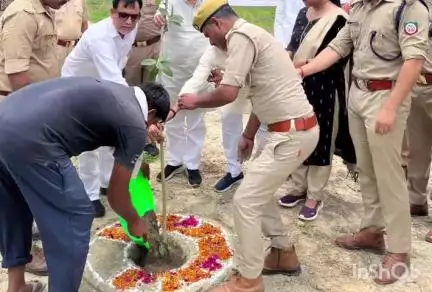 संडीला: कछौना में सदस्य विधान परिषद अशोक अग्रवाल ने नगर वन में पौधा रोपण कर वन महोत्सव का शुभारंभ किया