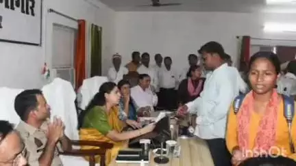 सलेमपुर: सलेमपुर में ग्राम सभा की भूमि पर कब्जे को लेकर लेखपाल की लापरवाही उजागर, डीएम ने किया निलंबित