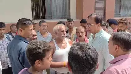 बेतिया: गरबुआ बाबू टोला में ट्रैक्टर से कुचलकर व्यक्ति की हत्या, बेतिया सांसद ने पीड़ित परिवार को दी सांत्वना