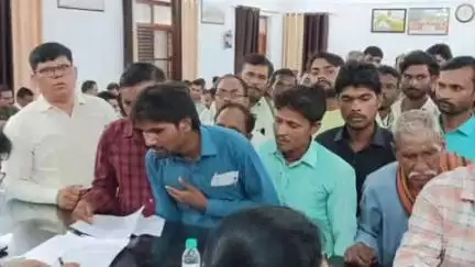 आंवला: आंवला के घुन्सी में श्मशान भूमि पर अवैध कब्जे का मामला, जेसीबी से खनन की शिकायत ग्रामीणों ने की