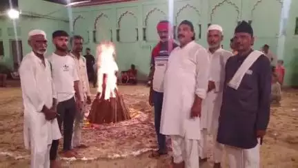 कालपी: कालपी नगर में कड़ी सुरक्षा व्यवस्था के बीच मध्यरात्रि दो स्थानों पर मोहर्रम के अलाव का प्रदर्शन किया गया