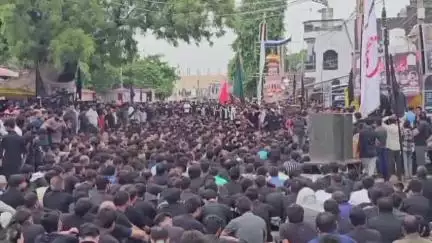 डुमरियागंज: मोहर्रम पर डुमरियागंज के हल्लौर में लोगों ने निकाला जुलूस और किया मातम