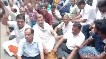 फरीदपुर: फरीदपुर में व्यापारियों ने ताजिया विवाद के बाद प्रदर्शन शुरू किया, कार्रवाई की मांग को लेकर धरने पर बैठे