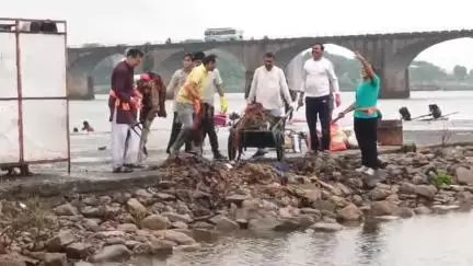 बड़वाह: देवशयनी एकादशी पर बड़वाह के नर्मदा घाट पर रामभक्त प्रभात फेरी मंडल ने चलाया सफाई अभियान, पुराने कपड़े किए एकत्रित