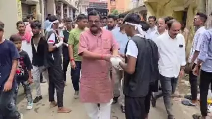 সিউড়ি ১: সিউড়িতে পবিত্র মহরমের শোভাযাত্রায় উপস্থিত বিধায়ক, শোভাযাত্রায় অংশগ্রহণকারী সদস্যদের সঙ্গে মেলালেন হাত
