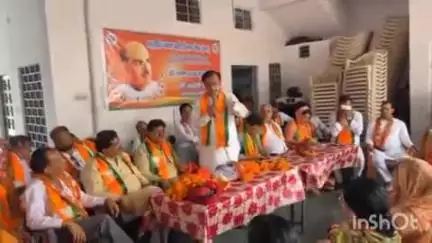 टोंक: पूर्व सांसद सुखबीर सिंह जौनापुरिया ने शहर आवास पर आयोजित कार्यक्रम में भाजपा कार्यकर्ताओं को किया संबोधित