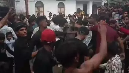 मऊ: मुंशीपुरा सेल टेक्स रोड से गम के साथ निकाला गया ताजिये का जुलूस, अकीदतमंदों ने नौहाख्वानी कर किया मातम
