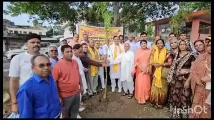 टोंक: पूर्व सांसद सुखबीर सिंह जौनापुरिया की मौजूदगी में गांधी सरोवर विकास मंच के सदस्यों ने तालाब तेलियान पर किया वृक्षारोपण