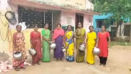 హుస్నాబాద్: హుస్నాబాద్ నియోజకవర్గంలోని చిన్న ముల్కనూర్ లోపంచాయతీ ఎదుట త్రాగునీటి కోసం మహిళలు ఖాళీ బిందెలతో ఆందోళన #locallissue