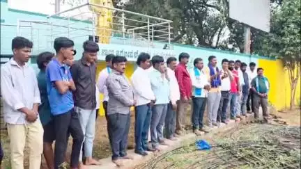 ದೇವದುರ್ಗ: ತಾಲೂಕ ಆಡಳಿತ ಡಾ ಬಾಬು ಜಗಜೀವನ ರಾಮ್ ಪುಣ್ಯ ಸ್ಮರಣೆ ಆಚರಣೆ ಮಾಡಿಲ್ಲ ಎಂದು ಸಾಮೂಹಿಕ ಸಂಘಟನೆಗಳಿಂದ ಪಟ್ಟಣದಲ್ಲಿ ಪ್ರತಿಭಟನೆ