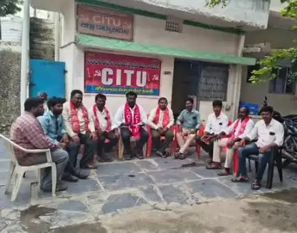 గద్వాల్: రాష్ట్ర ప్రభుత్వం కార్మిక సంఘాలతో చర్చించకుండా ఏకపక్ష నిర్ణయం సరైనది కాదు: సిఐటియు జిల్లా ఉపాధ్యక్షుడు నరసింహ