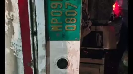 इंदौर: MIG थाना क्षेत्र में खजराना ब्रिज पर अनियंत्रित होकर पलटी एक बस, 5 लोग हुए घायल