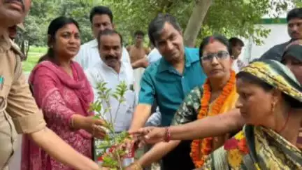 तिलहर: हरपला और हरशैली गांव में वन महोत्सव 2025 के तहत पौधारोपण कार्यक्रम हुआ आयोजित, विधायक भी हुईं शामिल