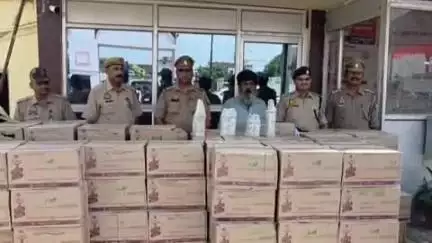 मुगलसराय: सिंघीताली समीप हाईवे पर पुलिस की बड़ी कार्रवाई, 1 करोड़ 12 लाख रुपए की अवैध अंग्रेजी शराब बरामद, एक तस्कर गिरफ्तार