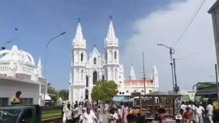 கீழ்வேளூர்: வேளாங்கண்ணி சுற்றியுள்ள கடைகளில் அரசால் தடை செய்யப்பட்ட புகையிலைப் பொருட்கள் விற்கப்படுகிறதா என சுகாதாரத் துறையினர்  திடீர் அதிரடி ஆய்வு