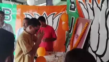 হেমতাবাদ: হেমতাবাদে বিজেপির দলীয় কার্যালয়ে ড: শ্যামাপ্রসাদ মুখোপাধ্যায়ের জন্মদিন পালন