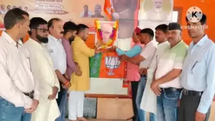 टिहरी: भारतीय जनसंघ के संस्थापक डॉ. श्यामा प्रसाद मुखर्जी की जयंती पर नई टिहरी में भाजपाइयों ने उनके चित्र पर पुष्प अर्पित किए