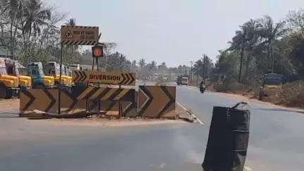 കണ്ണൂർ: കുപ്പത്ത് സിമന്റ് കയറ്റിവന്ന ലോറി റോഡരികിലേക്ക് ചെരിഞ്ഞു, ദേശീയപാതയിൽ ഗതാഗതക്കുരുക്ക്