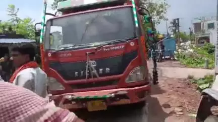 হরিহরপাড়া: কলা লোড করতে যাওয়ার সময় গঙ্গাধারী পাকড়তলা এলাকায় লরি-বাইক মুখোমুখি সংঘর্ষ, গুরুতর আহত বাইক আরোহী, আটক লরি