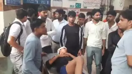 मुरैना नगर: दुबे गार्डन के पास सड़क पार करते समय बाइक की टक्कर से छात्र सहित एक युवक घायल