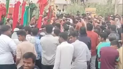 திருப்பத்தூர்: மொகரம் பண்டிகை முன்னிட்டு அண்ணன்டப்பட்டி பகுதியில்  சியான் முஸ்லிம்கள் தங்களது உடலில் பிளேடால் அறுத்து ஊர்வலம்