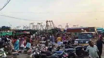 நாகப்பட்டினம்: மீன்பிடி துறைமுகத்தில்  அதிகாலை முதல் மீன்கள் வாங்க குவிந்த  பொது மக்கள்மீன்களின்  வரத்து  குறைந்ததால் மீன்கள் விலை ஏறுமுகம்